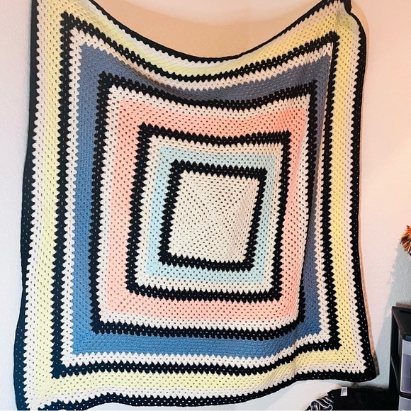 VTG 70’s AFGHAN CROCHET FRINGE THROW BLANKET HANDMADE PASTEL BLUE PINK YELLOW - Picture 4 of 9